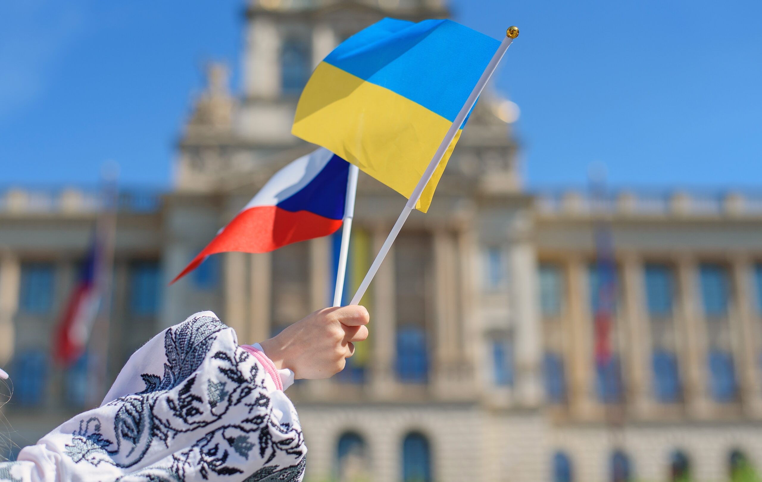 Люди разом навчаються та працюють